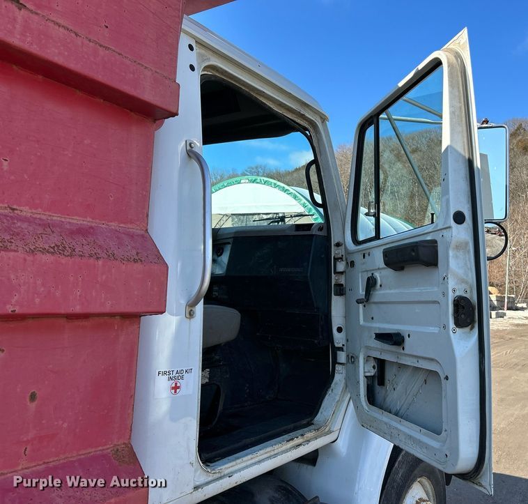 image for item NE9785 1997 International 8100 dump truck