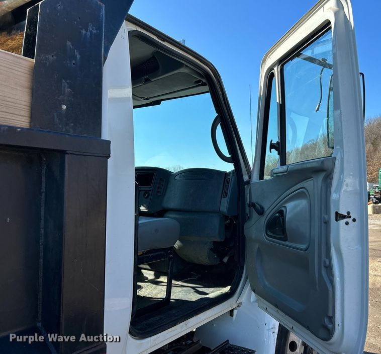 image for item NE9786 2008 International 4200 dump truck