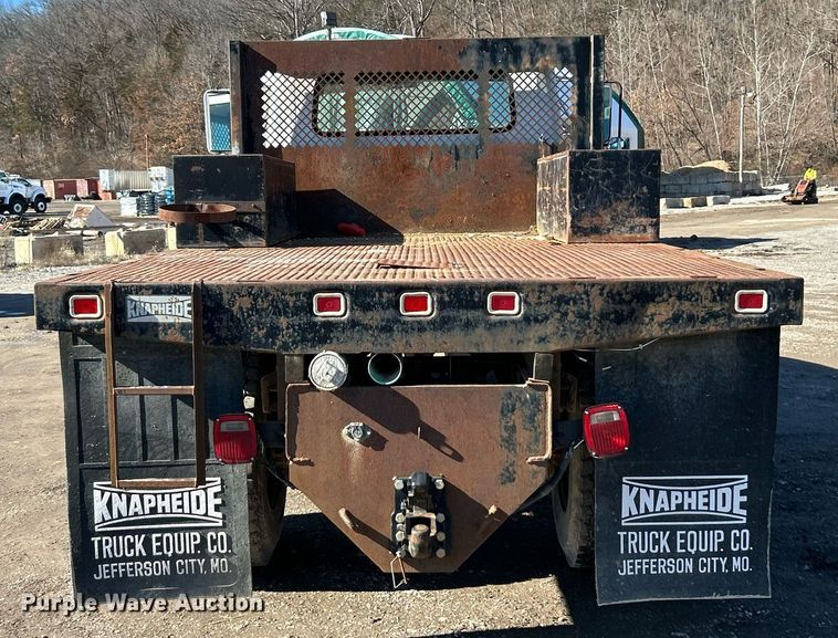 image for item NE9787 1995 International 4700 flatbed truck