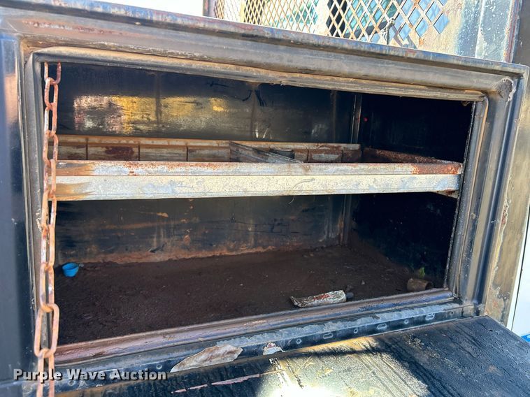 image for item NE9787 1995 International 4700 flatbed truck