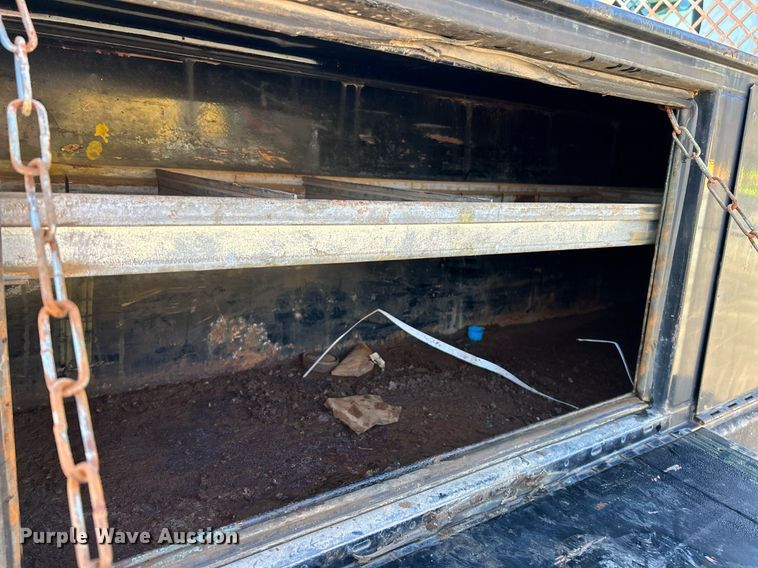 image for item NE9787 1995 International 4700 flatbed truck