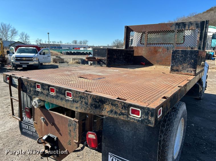 image for item NE9787 1995 International 4700 flatbed truck