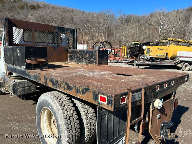 image for item NE9787 1995 International 4700 flatbed truck