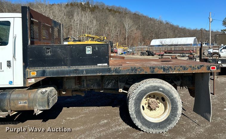 image for item NE9787 1995 International 4700 flatbed truck