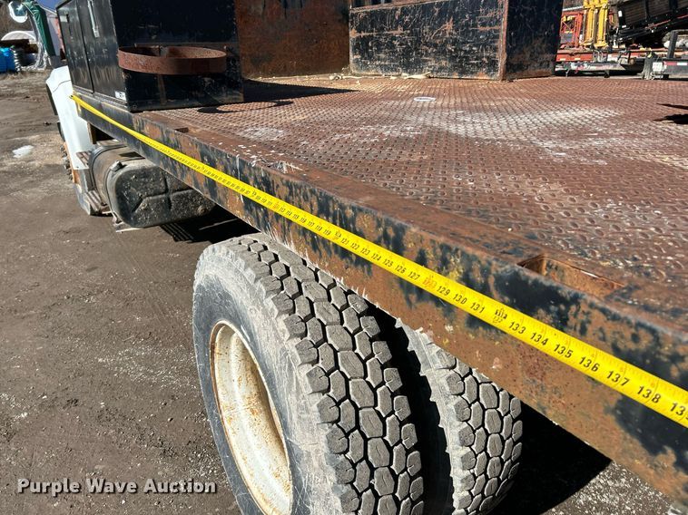 image for item NE9787 1995 International 4700 flatbed truck