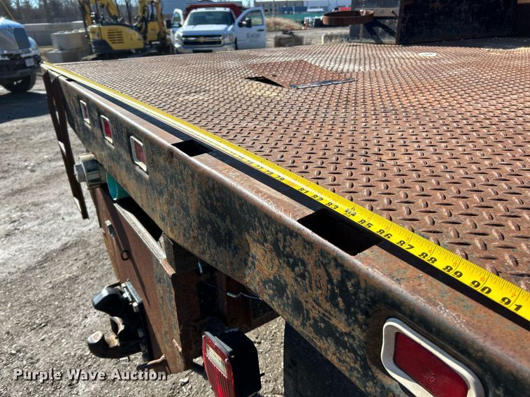 image for item NE9787 1995 International 4700 flatbed truck