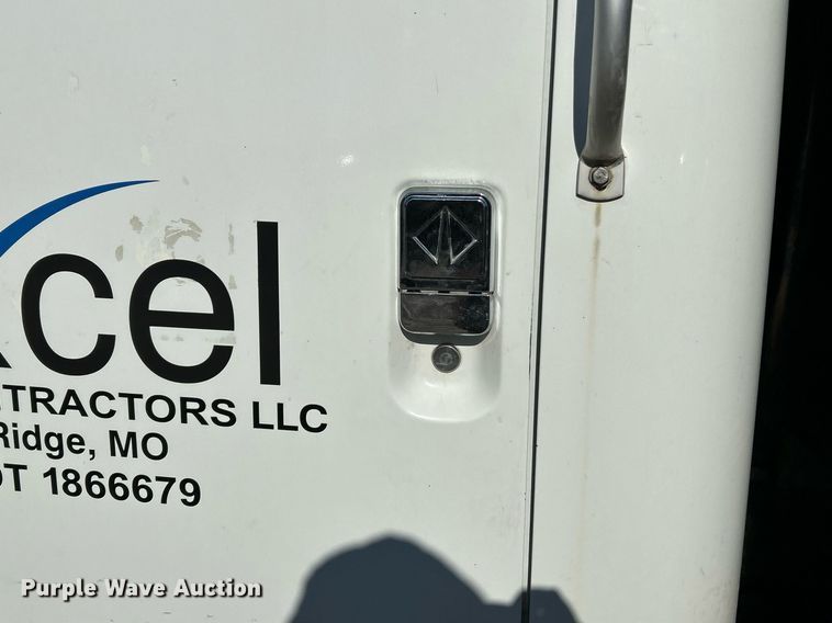 image for item NE9787 1995 International 4700 flatbed truck