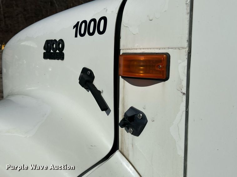 image for item NE9787 1995 International 4700 flatbed truck