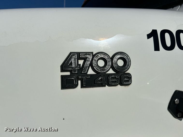 image for item NE9787 1995 International 4700 flatbed truck