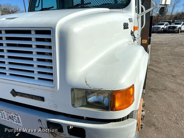 image for item NE9787 1995 International 4700 flatbed truck