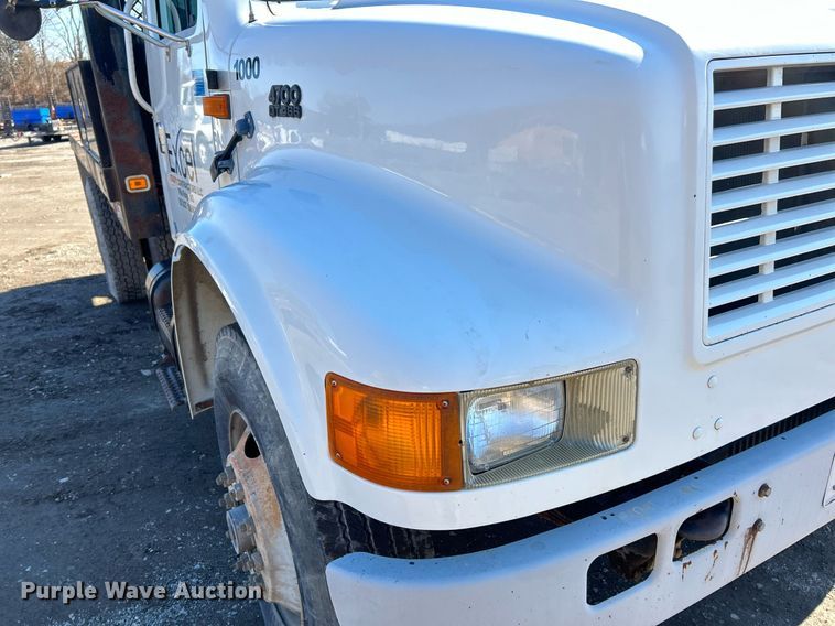image for item NE9787 1995 International 4700 flatbed truck