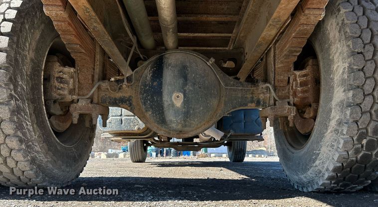 image for item NE9787 1995 International 4700 flatbed truck