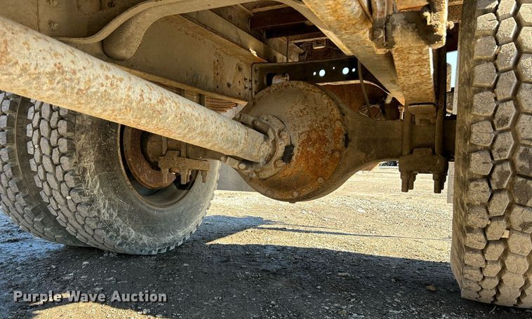 image for item NE9787 1995 International 4700 flatbed truck