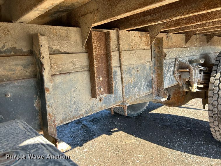 image for item NE9787 1995 International 4700 flatbed truck