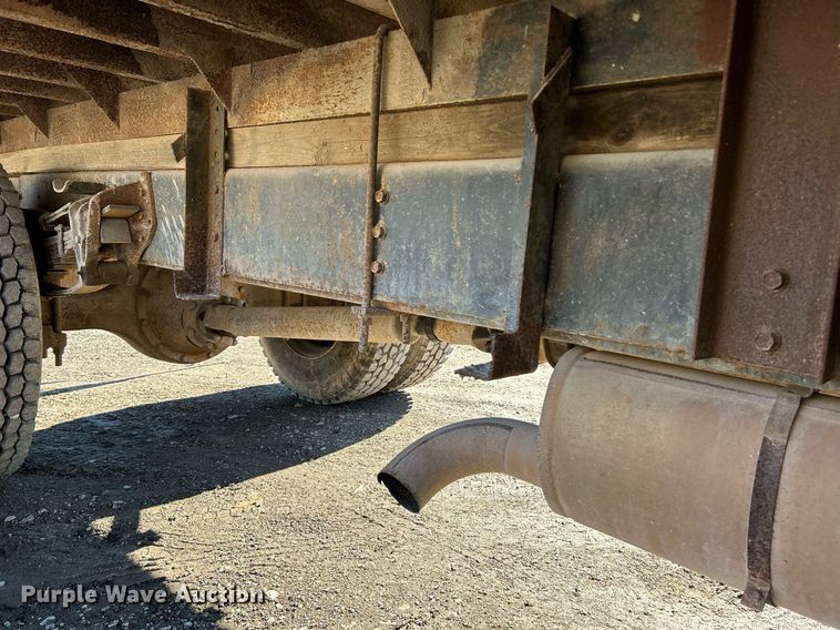 image for item NE9787 1995 International 4700 flatbed truck