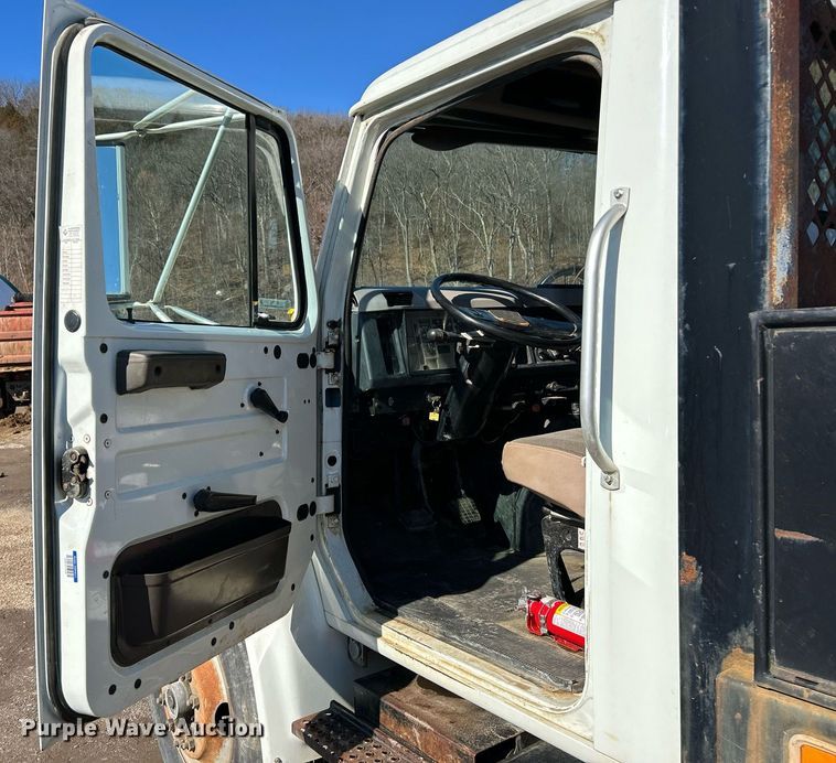 image for item NE9787 1995 International 4700 flatbed truck