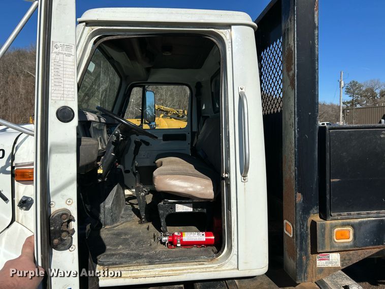 image for item NE9787 1995 International 4700 flatbed truck
