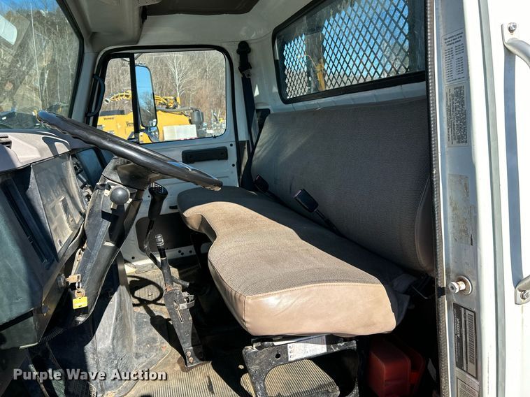 image for item NE9787 1995 International 4700 flatbed truck