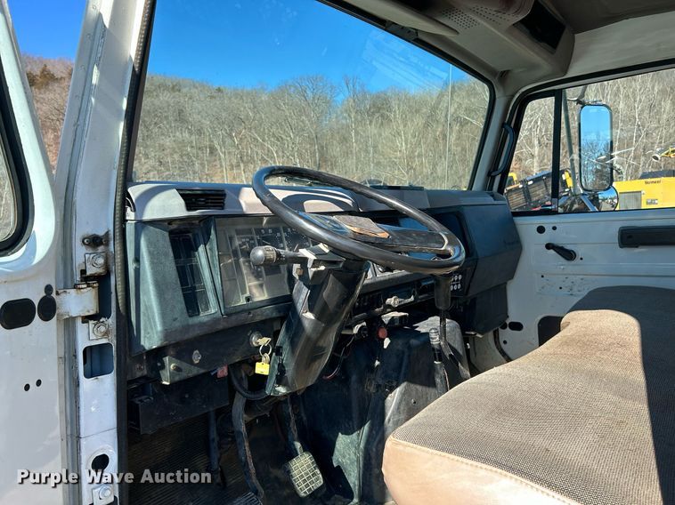 image for item NE9787 1995 International 4700 flatbed truck