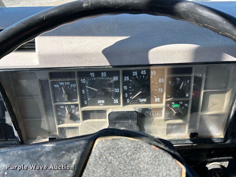 image for item NE9787 1995 International 4700 flatbed truck