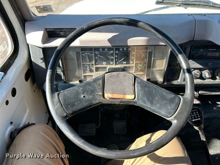 image for item NE9787 1995 International 4700 flatbed truck