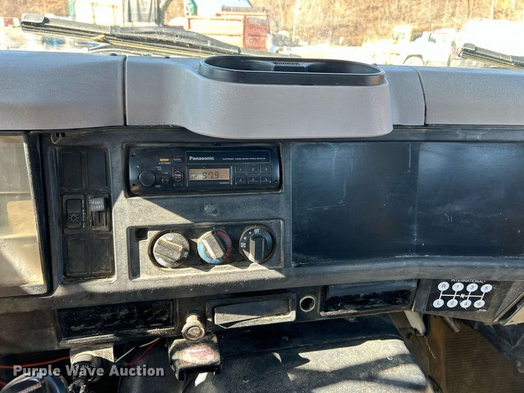 image for item NE9787 1995 International 4700 flatbed truck