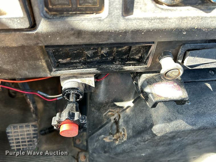 image for item NE9787 1995 International 4700 flatbed truck