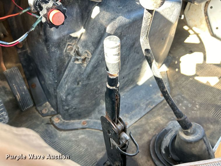 image for item NE9787 1995 International 4700 flatbed truck