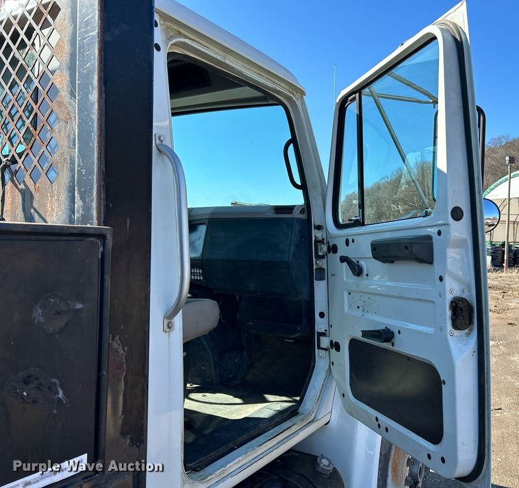 image for item NE9787 1995 International 4700 flatbed truck