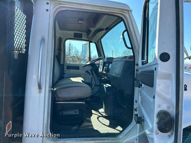 image for item NE9787 1995 International 4700 flatbed truck