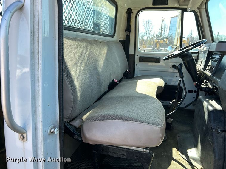 image for item NE9787 1995 International 4700 flatbed truck