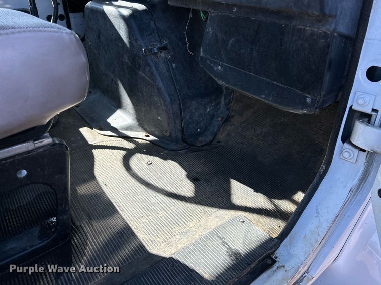 image for item NE9787 1995 International 4700 flatbed truck