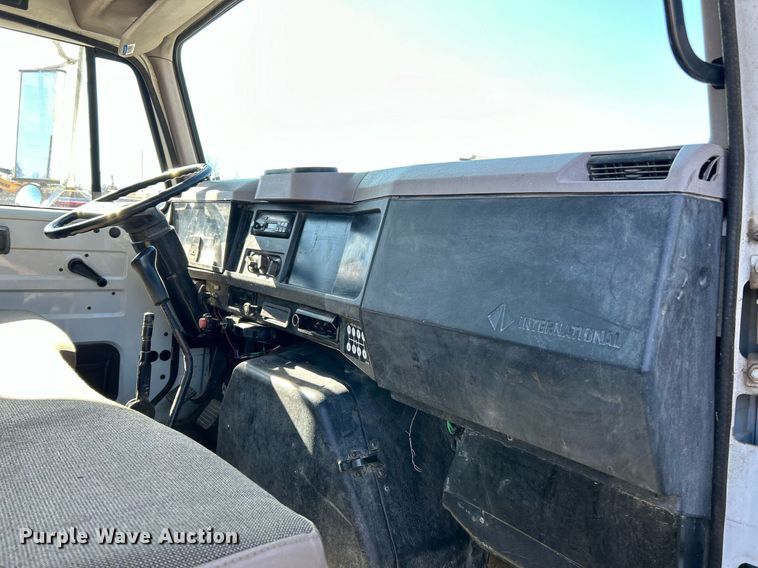 image for item NE9787 1995 International 4700 flatbed truck