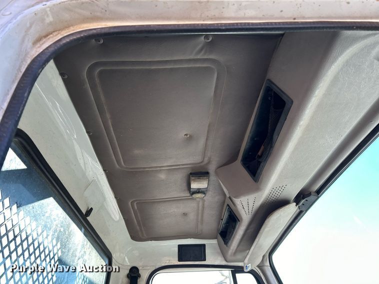 image for item NE9787 1995 International 4700 flatbed truck