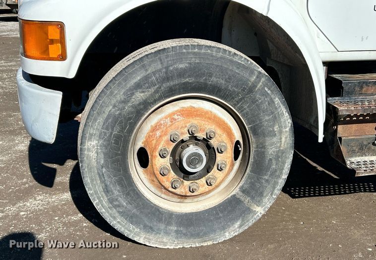 image for item NE9787 1995 International 4700 flatbed truck