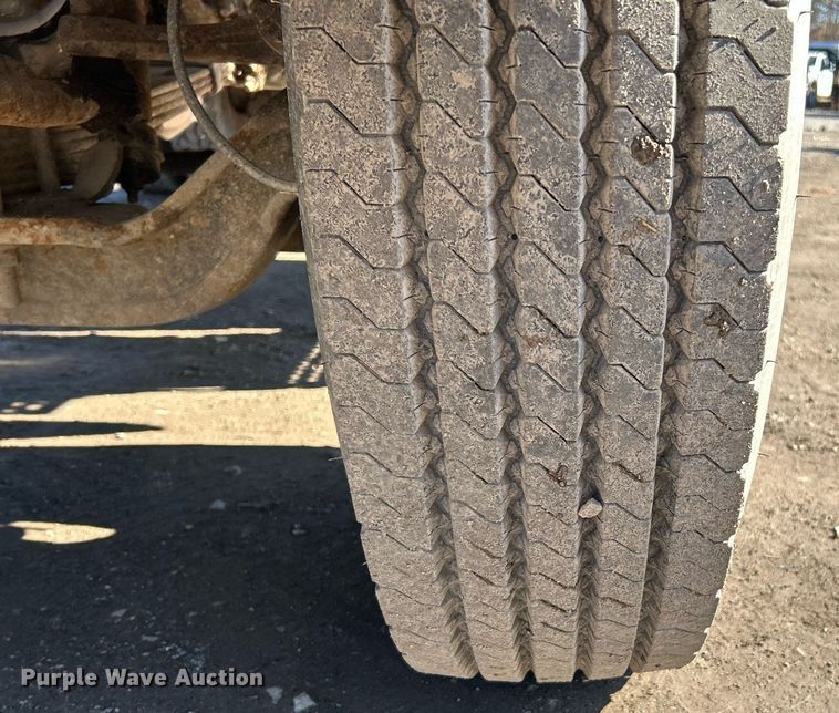 image for item NE9787 1995 International 4700 flatbed truck