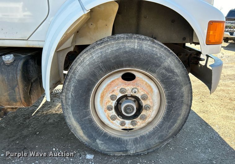 image for item NE9787 1995 International 4700 flatbed truck