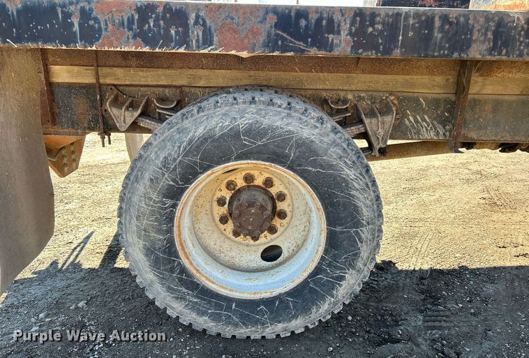 image for item NE9787 1995 International 4700 flatbed truck