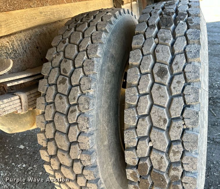 image for item NE9787 1995 International 4700 flatbed truck