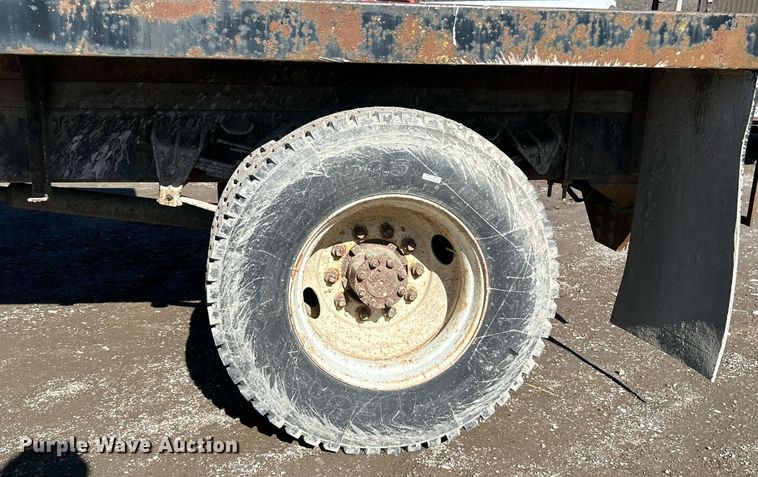 image for item NE9787 1995 International 4700 flatbed truck