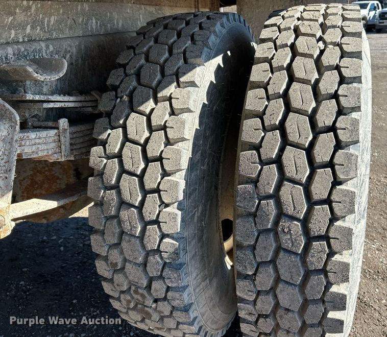 image for item NE9787 1995 International 4700 flatbed truck