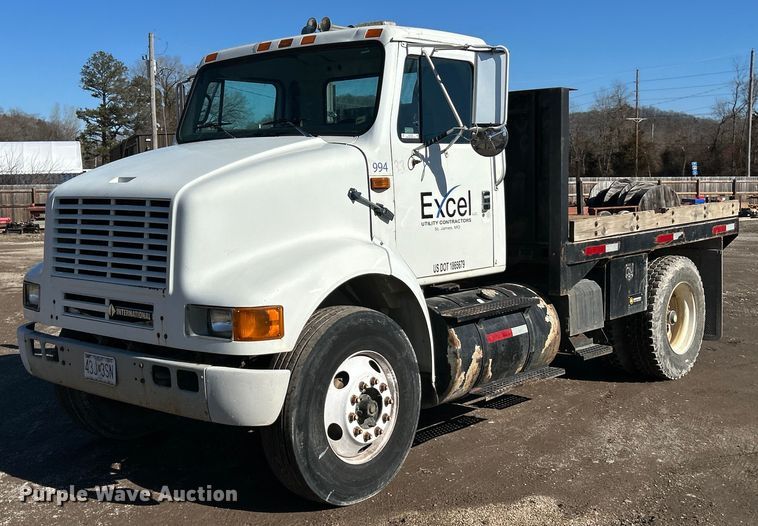 image for item NE9788 2002 International 8100 flatbed truck
