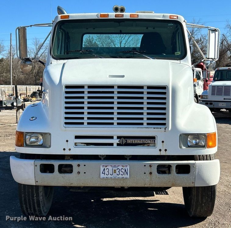 image for item NE9788 2002 International 8100 flatbed truck