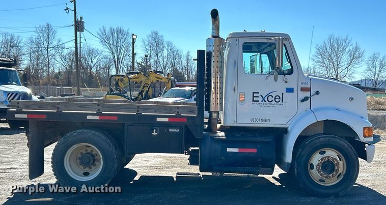 image for item NE9788 2002 International 8100 flatbed truck