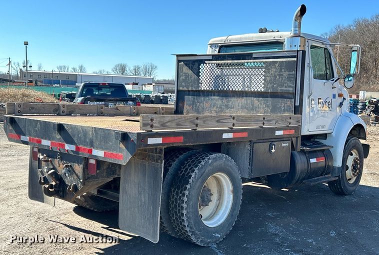image for item NE9788 2002 International 8100 flatbed truck