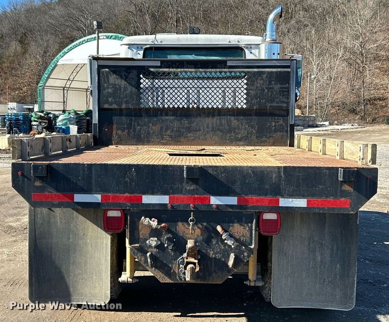 image for item NE9788 2002 International 8100 flatbed truck