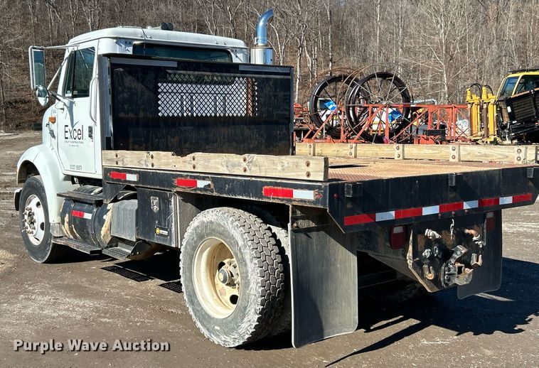 image for item NE9788 2002 International 8100 flatbed truck