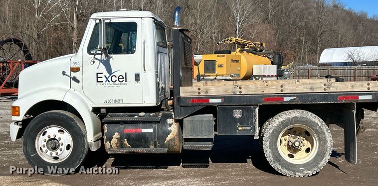 image for item NE9788 2002 International 8100 flatbed truck