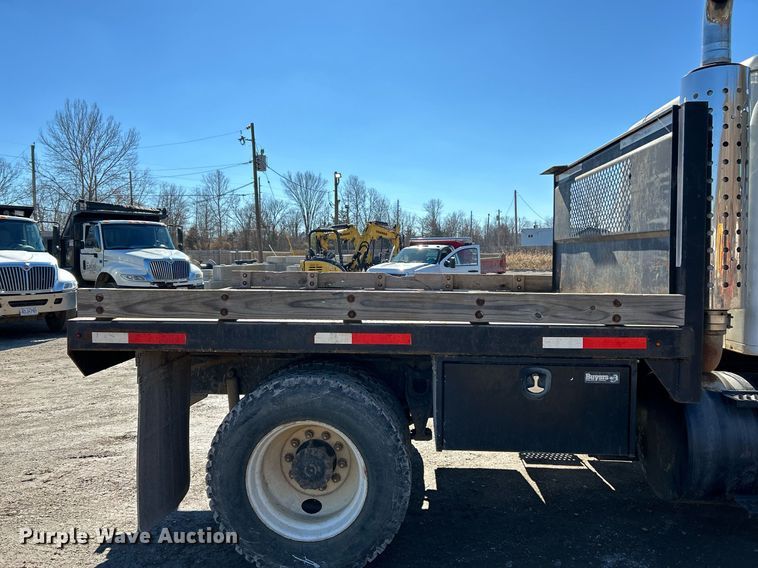 image for item NE9788 2002 International 8100 flatbed truck