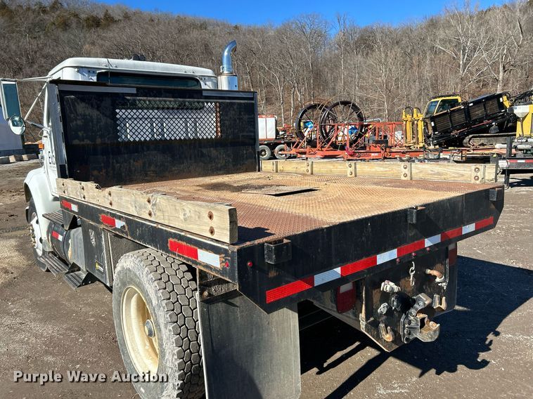 image for item NE9788 2002 International 8100 flatbed truck